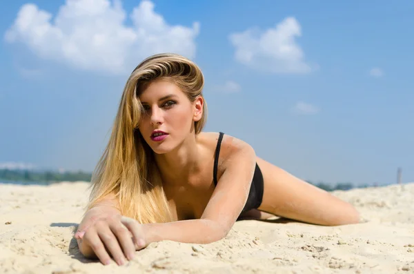 Mujer seductora en la arena — Foto de Stock