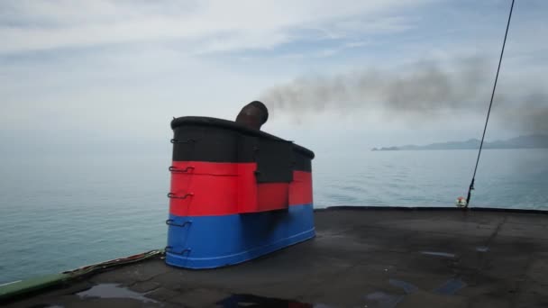 Výfukové potrubí fouká kouř na trajektu — Stock video