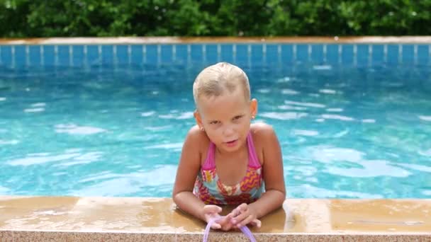 Μοναχικό κορίτσι της πρώτης δημοτικού στην πισίνα. Πανδημία, αποκλεισμός — Αρχείο Βίντεο