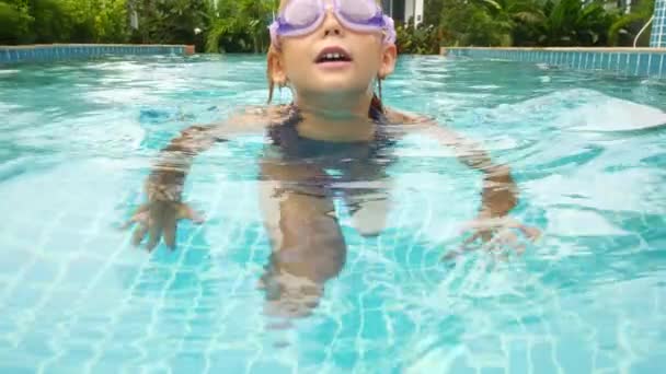 6岁的女孩在游泳池里潜水，在水下射击 — 图库视频影像