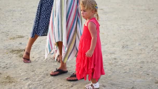 Le mamme con bambini trascorrono del tempo in spiaggia. Sparatoria serale — Video Stock