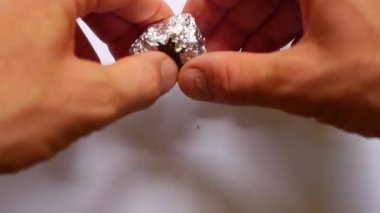 Erkek eller basılmış marihuanayı boşaltır.