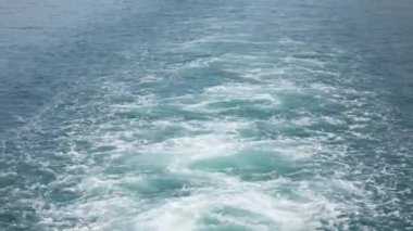 Tayland 'da denizde yüzen feribot, dalgalar arkada.