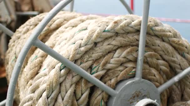 Carretes de cuerda en el ferry, flotadores de ferry — Vídeo de stock