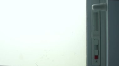 Erkek el pencereyi açar, kilit açar.