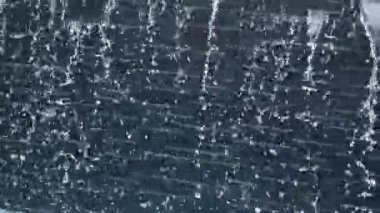 Yapay taş şelale, su akıyor.