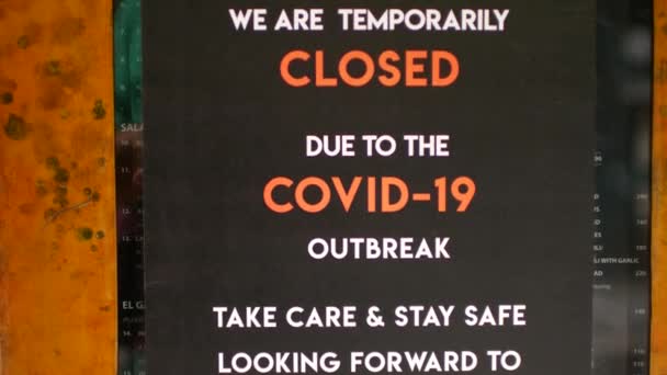 Κλείσιμο πινακίδας στις πόρτες του εστιατορίου. Covid στην Ταϊλάνδη — Αρχείο Βίντεο