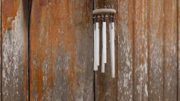 Vieille cloche feng shui sur une clôture en bois — Video