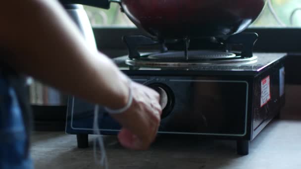 Mulher tenta ligar o fogão a gás, está quebrado — Vídeo de Stock