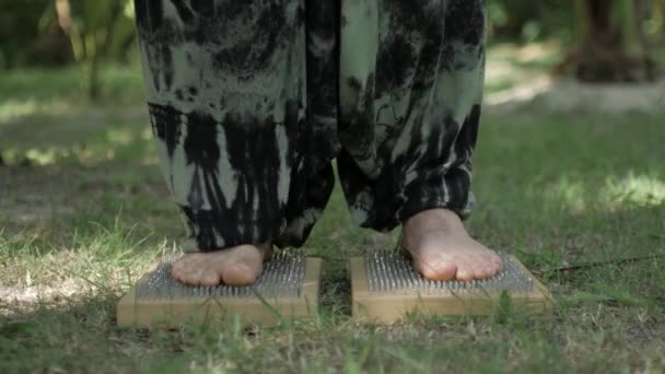 O homem está de pé sobre as unhas. Close-up de pés — Vídeo de Stock