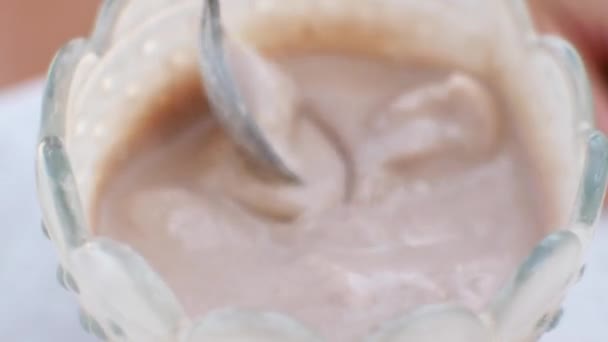 Ανακατεύοντας λιωμένο παγωτό με κουταλάκι του γλυκού — Αρχείο Βίντεο