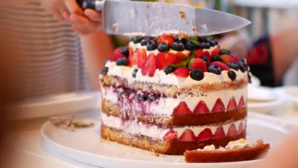 Το παιδί κόβει την τούρτα γενεθλίων του με ένα μεγάλο μαχαίρι. — Αρχείο Βίντεο