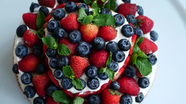 딸기와 블루베리가 들어 있는 큰 딸기 케이크 — 비디오