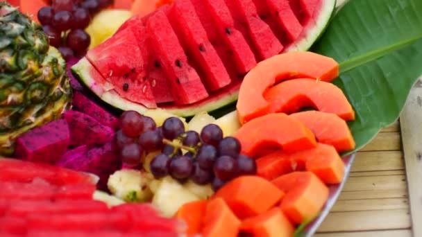 Фруктовая тарелка с тропическими сладкими фруктами — стоковое видео