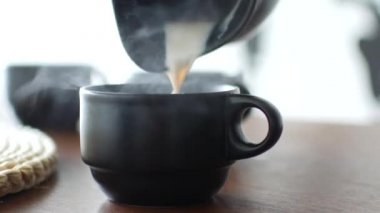 Mamala çayı siyah fincanlara dökülür.