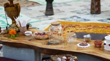 Geleneksel tarzda bir şenlik masası. Çay seremonisi ayarları
