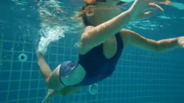 Niña de 6 años bucea en la piscina, disparando bajo el agua — Vídeos de Stock