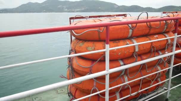 Boya salvavidas en ferry, viajes por mar — Vídeo de stock