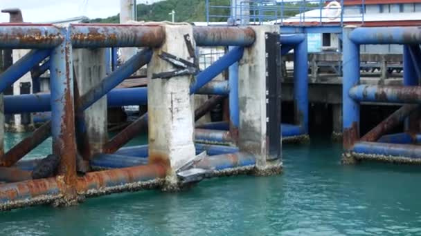 Muelle, muelles, tuberías oxidadas un viejo muelle para barcos — Vídeo de stock