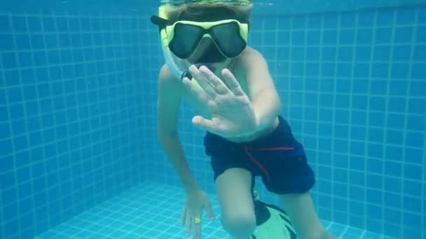 Garçon plonge dans la piscine, tir sous-marin — Video