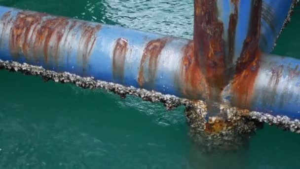 Muelle, muelles, tuberías oxidadas un viejo muelle para barcos — Vídeo de stock