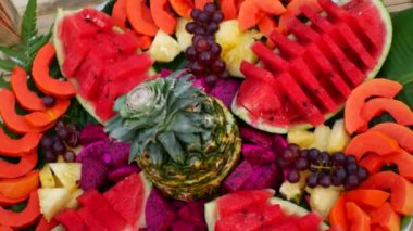 Meyve tabağı ve tropik tatlı meyveler