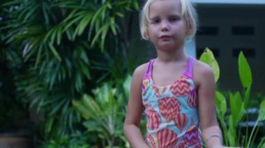 Tropik bölgelerdeki bir çocuk, cildi sivrisinek kovucu ile tedavi eder.