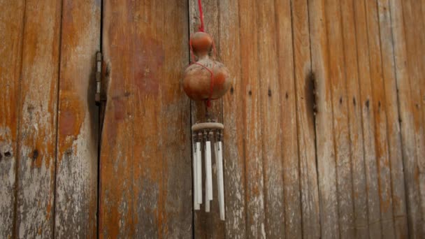 Vieille cloche feng shui sur une clôture en bois — Video