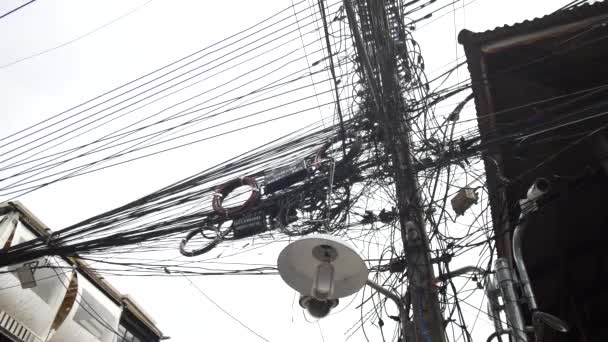 Straßenbeleuchtung und Drähte, Thailand — Stockvideo