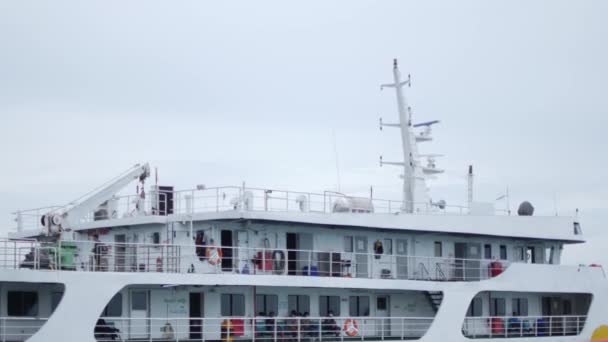 Ferry tussen eilanden voor auto 's en passagiers — Stockvideo