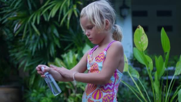 Un niño en los trópicos trata la piel con repelente de mosquitos — Vídeos de Stock