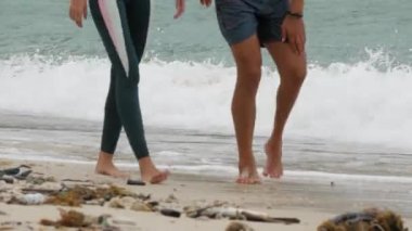 Yaklaşan dalgalar içinde deniz kıyısında yürü