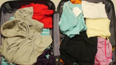 Giysileri katlayıp bavula koymak.