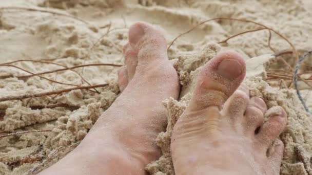 Lata benfingrar i sanden på stranden — Stockvideo