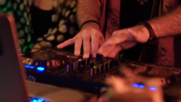 DJ mezcla canciones en el controlador de música — Vídeo de stock