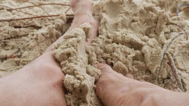 Dedos de perna preguiçosos na areia na praia — Vídeo de Stock