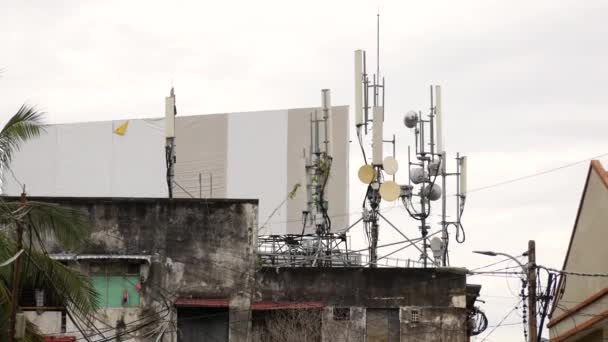 Mobila antenntorn på taket till byggnaden — Stockvideo
