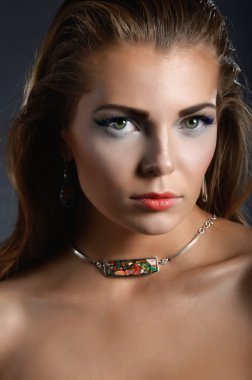 makyaj ve takı ile muhteşem bir kadın