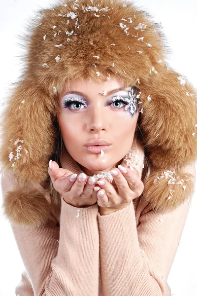 Retrato de inverno de menina em um chapéu de pele — Fotografia de Stock