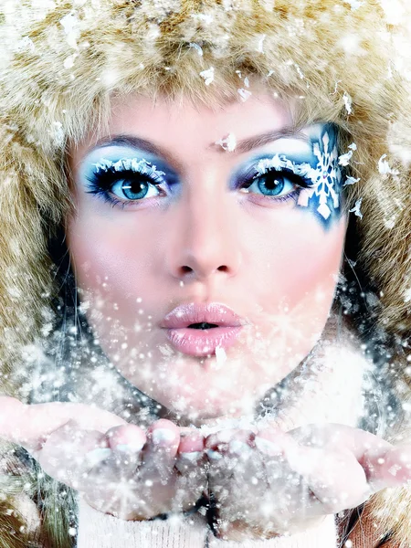 Retrato de invierno de niña en un sombrero de piel — Foto de Stock