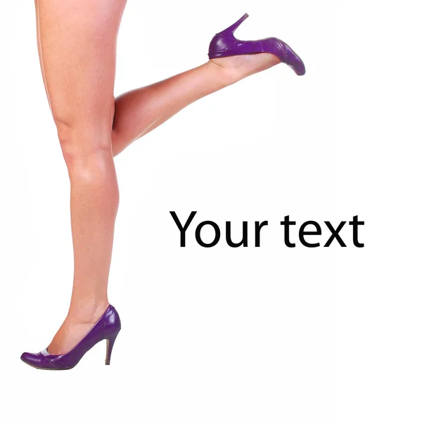 Femaleleg in donkere paarse schoen — Stockfoto