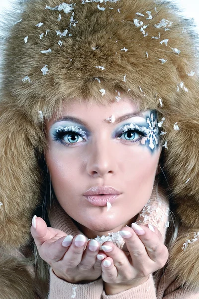 Retrato de invierno de niña en un sombrero de piel — Foto de Stock