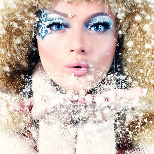 Retrato de invierno de niña en un sombrero de piel — Foto de Stock