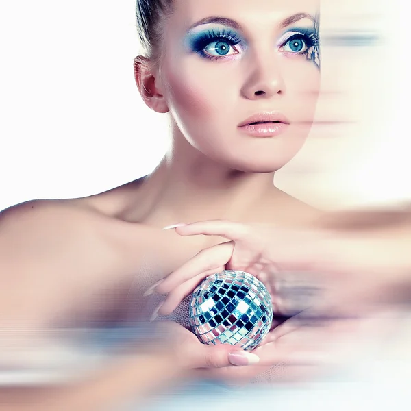 Fille avec décoration de Noël dans les mains — Photo