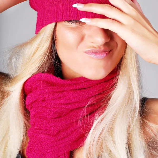 Emotional model in pink hat — Stock Photo, Image