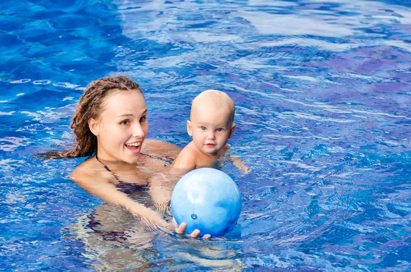 Bebek yüzmeyi çalışıyor