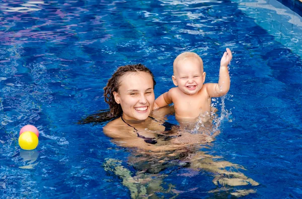 Baby i poolen — Stockfoto