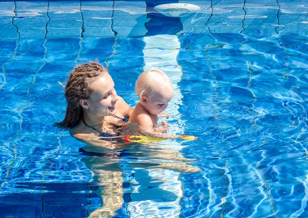 Baby try to swim — Stock Photo, Image