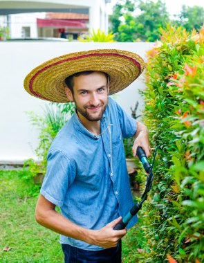 Adam çalıları keser