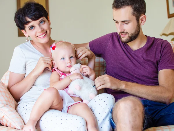 Família jovem — Fotografia de Stock